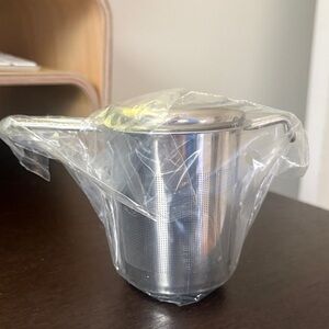 Metal loose leaf tea strainer with lid